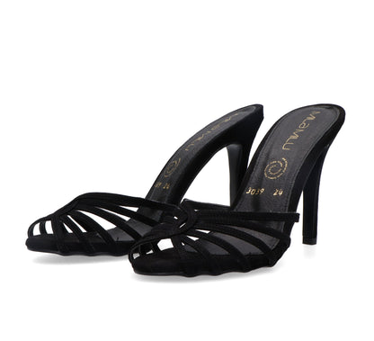 Damian Suade Negro – tacones negros de Mila Milu – vista 2