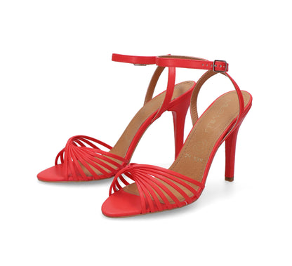 Nicolas Rojo – tacones rojo de Mila Milu – vista 2