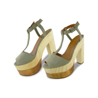 Antonieta Venado – plataformas en color gris de Mila Milu